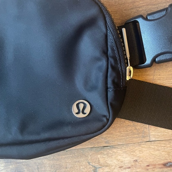 Lululemon Black Everywhere Belt Bag - Picture 2 of 5
